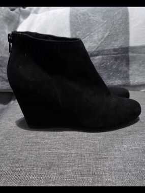 Fioni Black Faux Suede Wedge Ankle Booties Front Round Toe Zip Back